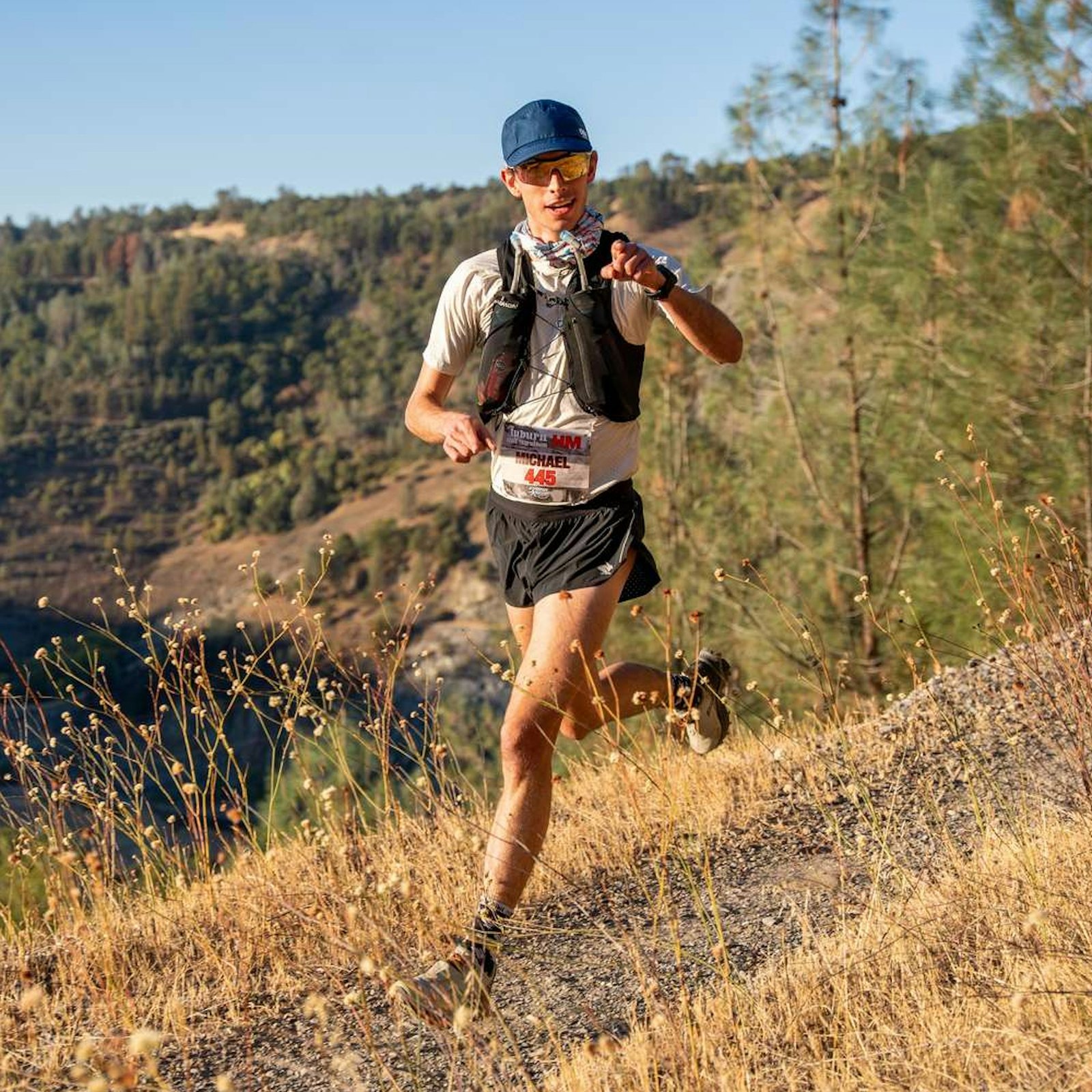 michael-oldach-T3Mj9MRLB8M-unsplash man running in a race